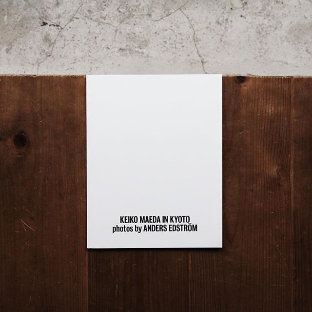 Keiko Maeda in KyotoPhotos by Anders Edström2010年から2014年にかけてCosmic Wonder が発信した、 有機的環境との調和、自然との共生に指針をおいた制作活動のプロジェクト"The Solar Garden"。 本書は、その活動中期にあたる2011 年から2012 年までの間、"The Solar Garden”を身に纏うKEIKO MAEDA を、 京都にてアンダース・エドストロームが撮影した写真を集録したものです。 4年に渡るThe Solar Garden プロジェクトの実践と活動をへて、Cosmic Wonder は2014年よりあらたに、 そのコンセプトを内包し、原日本の文化が息づく循環の中に生きる精神性に根ざした表現活動を深めています。 宇宙とつながる自然の環は、ゆるやかな和を成し、新たな作用を繰り返す。 完成するストーリーの中に、はじまりの感覚と新たな光を見つけるように。 日本在住のジャーナリスト、文筆家 Cameron Allan McKean による書き下ろしエッセー"IN GLASS" を収録。
